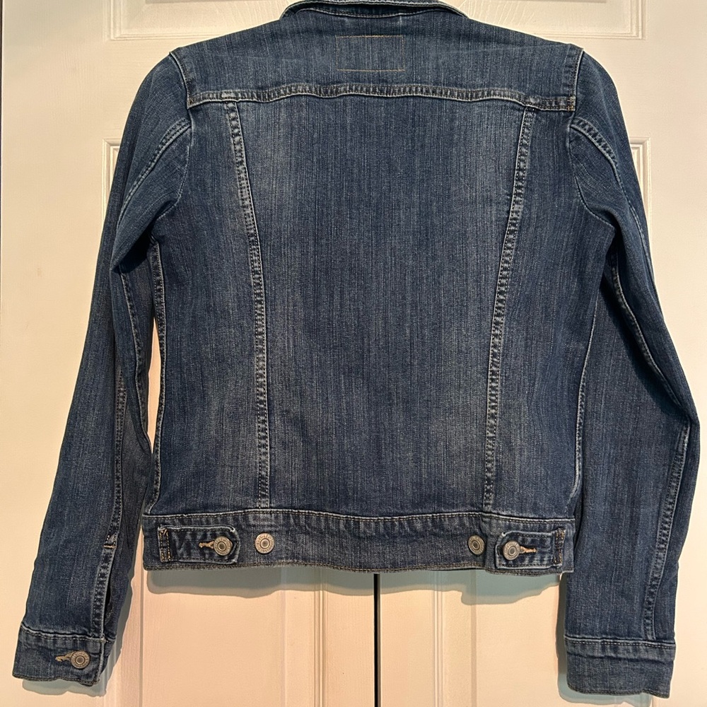Levi's Classic Denim Jacket with Leather Patch - Picture 2 of 5